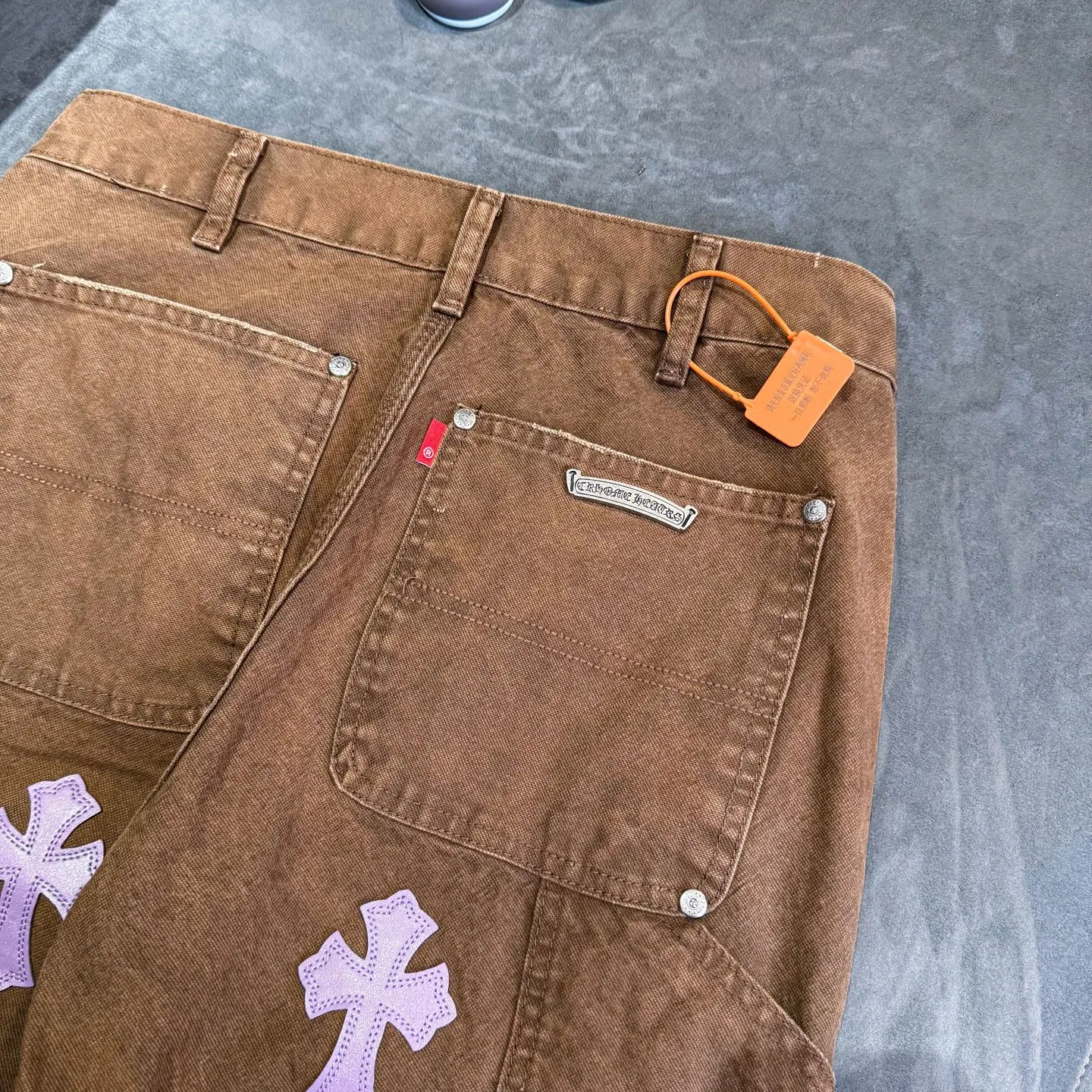 P300 Chrome Hearts Chrome Hearts Brown Logging Purple Multi-Leather Jeans Multi-leather Label Work Jeans CH Jeans All need to be washed and then disassembled and hand-stitched with sheepskin cross leather and then spliced together to complete. The whole process is too complicated to describe. About Chrome Hearts This is an extremely luxurious fashion brand that can also be called the aristocrat of the high street. It has always been an exclusive brand for some hipsters or the rich second generation. Compared with ordinary high streets, it is more luxurious and noble. Compared with luxury brands, it has a more fashionable personality. It has always been a brand that I have a special liking for. Color: Brown Size: 28 30 32 34 36